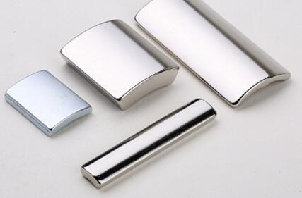 電機內部的磁鐵有弧形和方形，它們之間有什么區別?